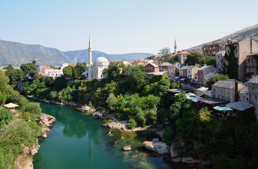 Neretva mit Stadtansicht von Mostar und historischem Altstadtumfeld