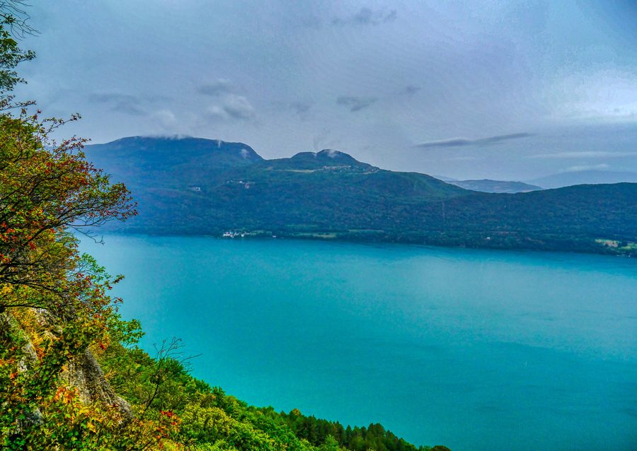 Blick vom Col de la Chambotte auf den Lac du Bourget in Savoyen