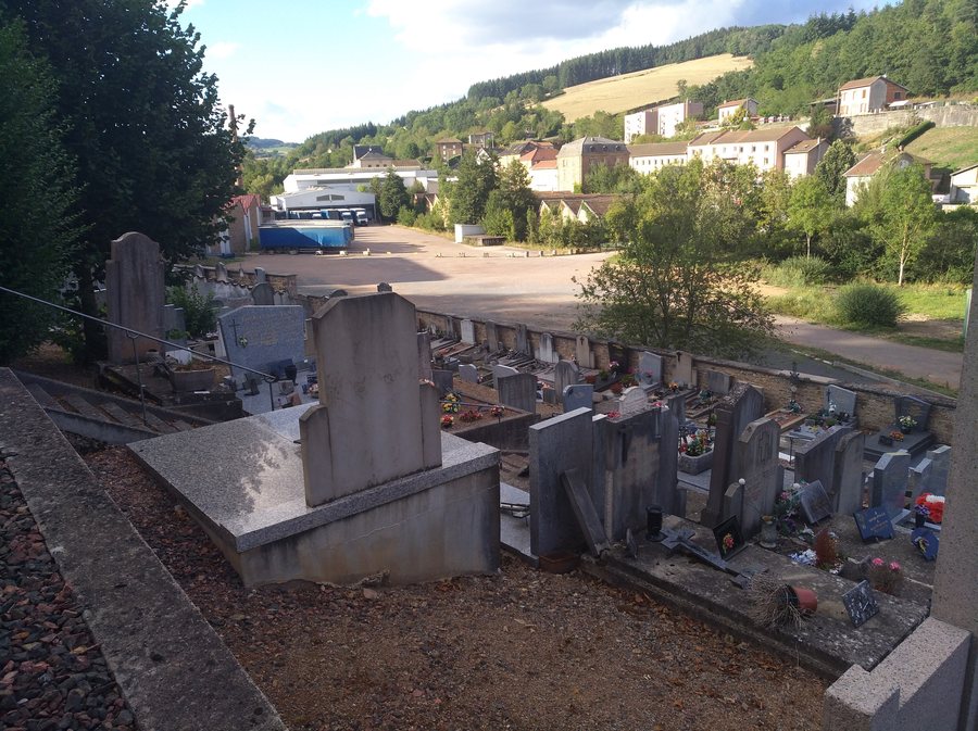 File:Cimetière de Pont-Trambouze - Vue 1 (août 2020).jpg
