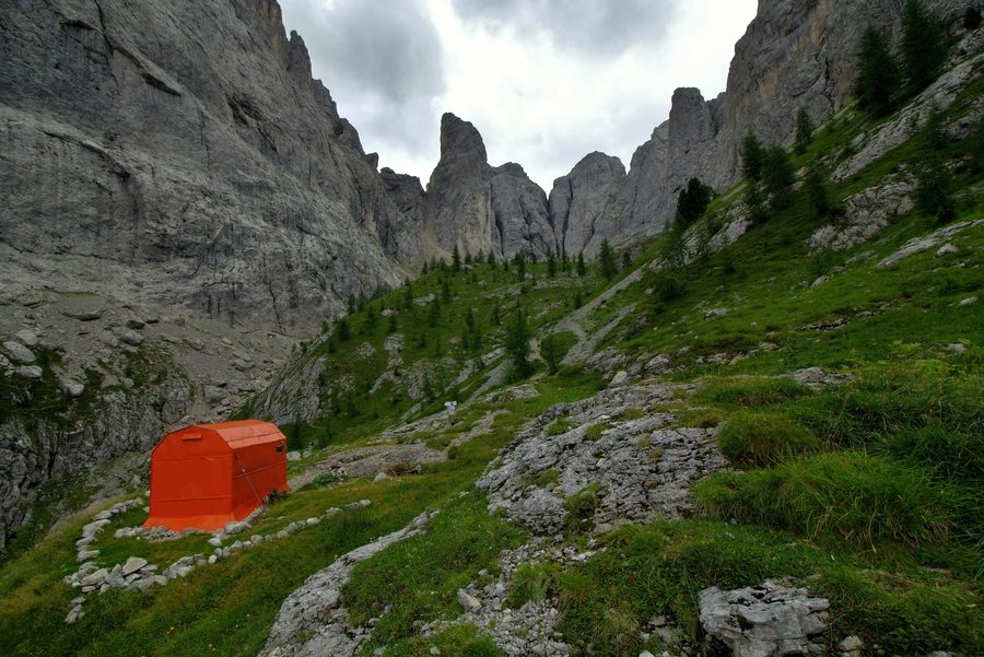 Blick auf das Vallaccia-Tal und das Bivacco Donato Zeni bei Pozza di Fassa
