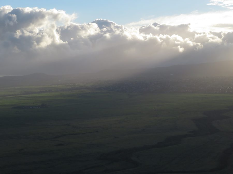 Luftaufnahme von landwirtschaftlich geprägten Flächen und Speicherbecken in Lower Kula auf Maui