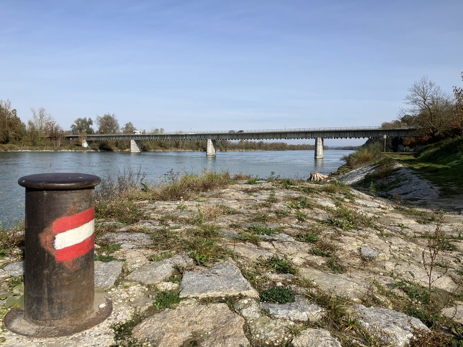 Innbrücke bei Obernberg am Inn über dem Fluss Inn