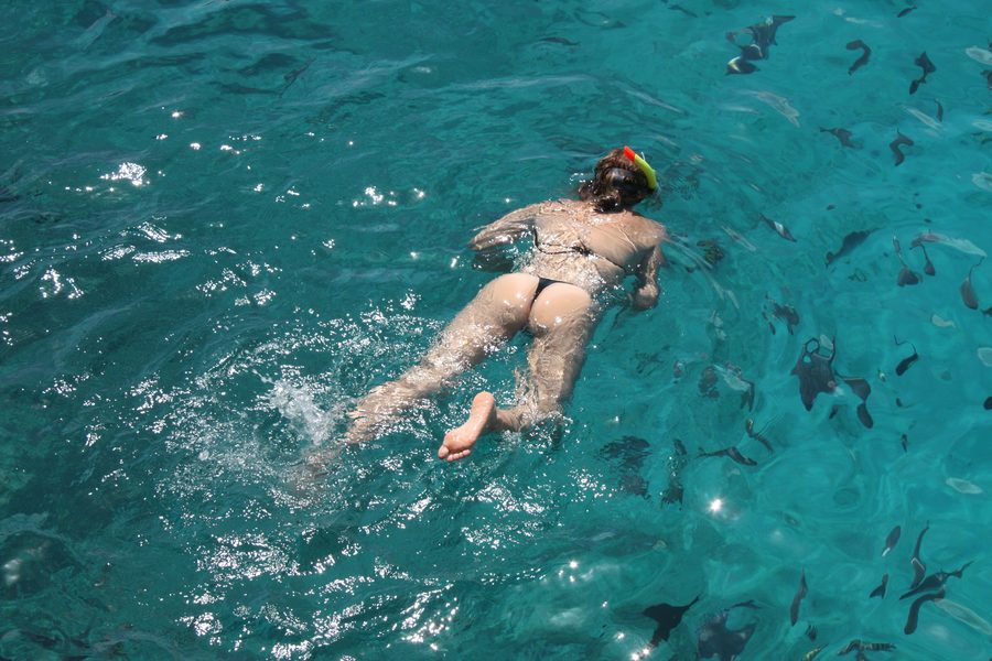 Frau beim Schnorcheln an der Küste von San Andrés