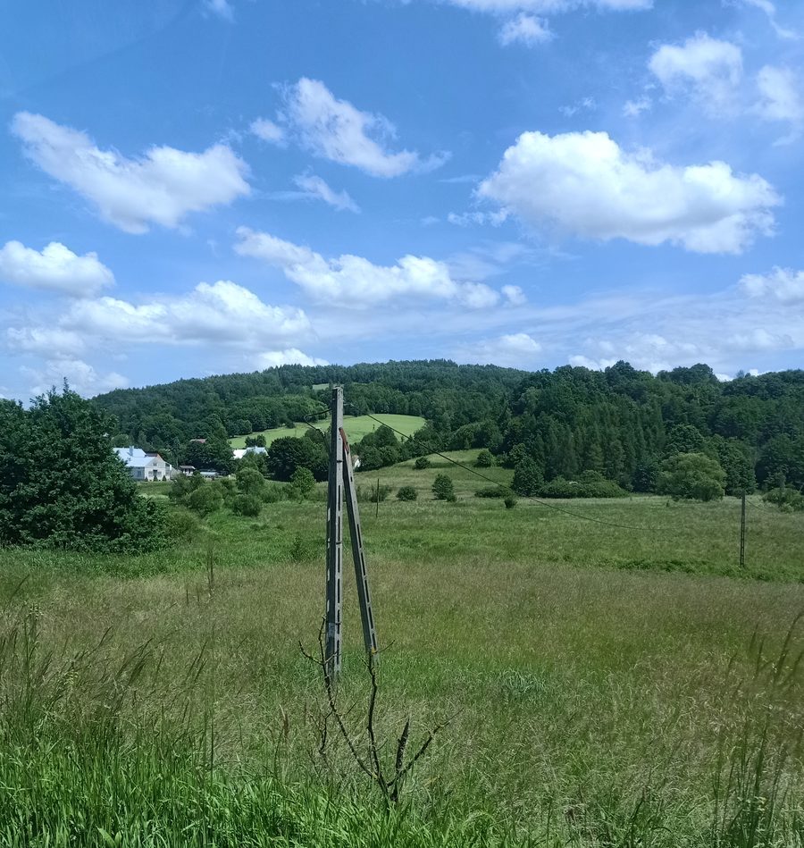Hügellandschaft im Pogórze Dynowskie bei Domaradz in der Woiwodschaft Karpatenvorland