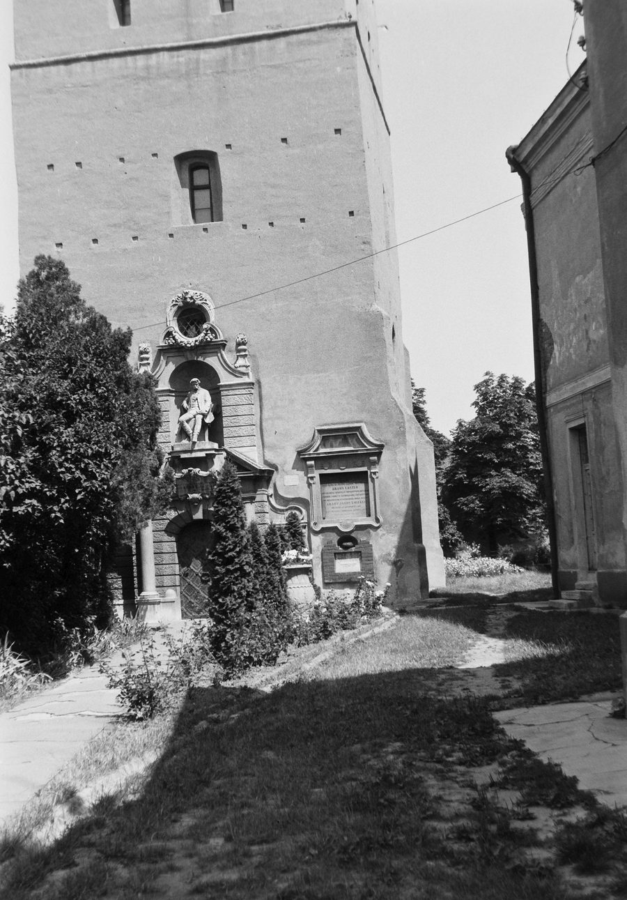 Ciunt-Turm und Arany-János-Denkmal in Salonta
