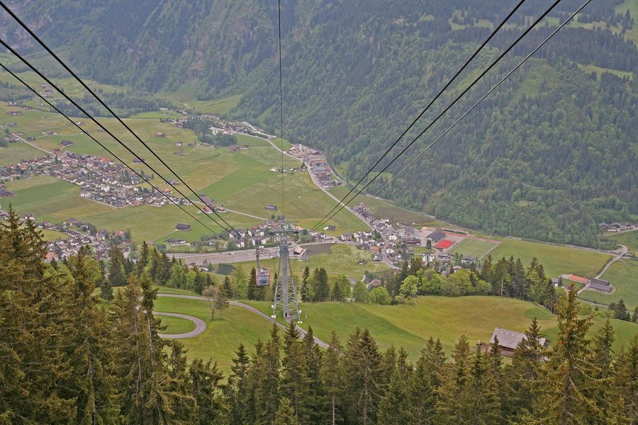 Blick auf Engelberg im alpinen Bergpanorama