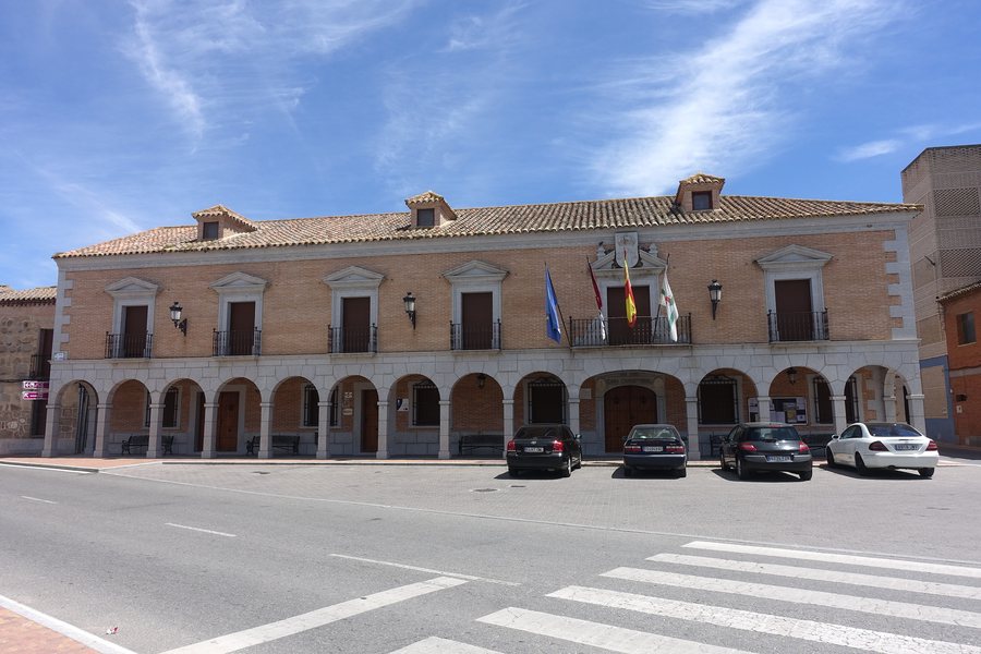 File:Ayuntamiento de Cuerva.jpg