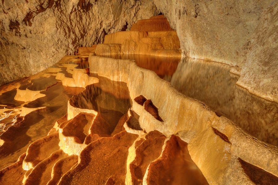 Kalksteinformationen in der Stopića-Höhle bei Zlatibor