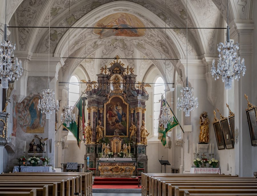 Innenraum der gotischen Pfarrkirche in Rum, Tirol