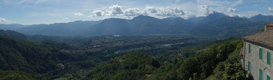 Panorama des Serchio-Tals mit den Apuanischen Alpen im Hintergrund bei Barga in der Garfagnana