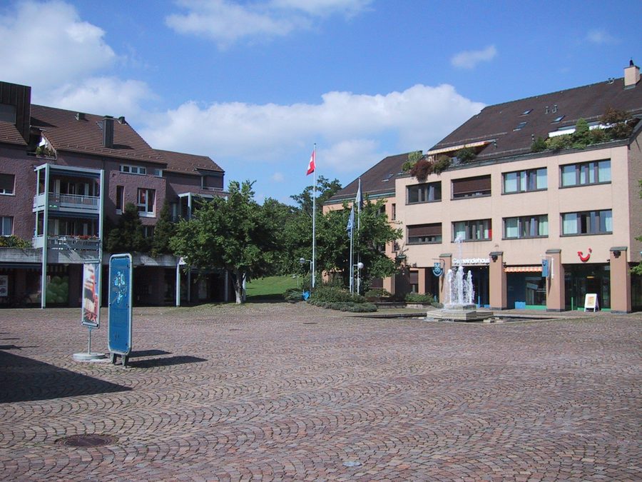 Dorfplatz mit Gemeindehaus in Zumikon im Kanton Zürich