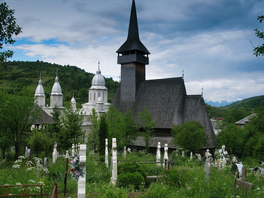 Historische Holzkirche in Botiza im Kreis Maramureș, Rumänien