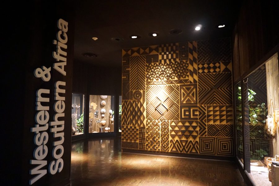 Foto aus dem Milwaukee Public Museum mit Bezug zu West- und Südafrika.
