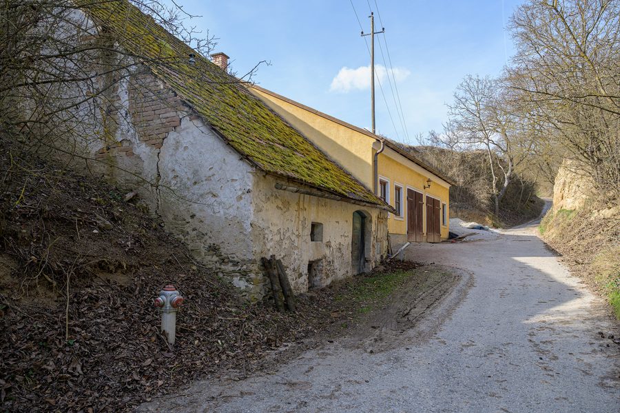 Kellergasse am Altneustifterweg in Stiefern