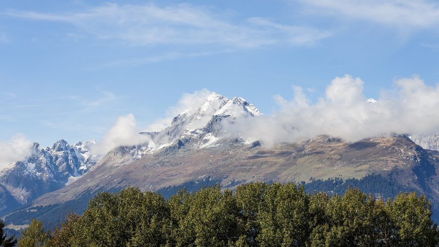 Alpine Landschaft im Gemeindegebiet Obersaxen Mundaun bei Surcuolm