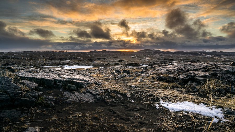Sonnenaufgang über einer felsigen Küstenlandschaft auf der südlichen Halbinsel von Island.