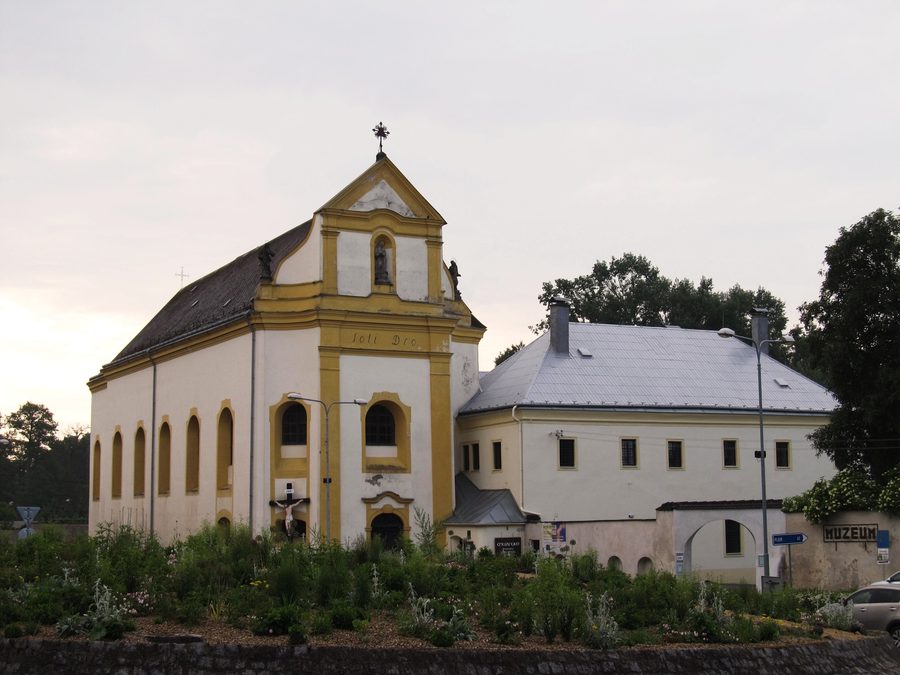 Kostel sv. Maří Magdaleny und das Franziskanerkloster in Tachov