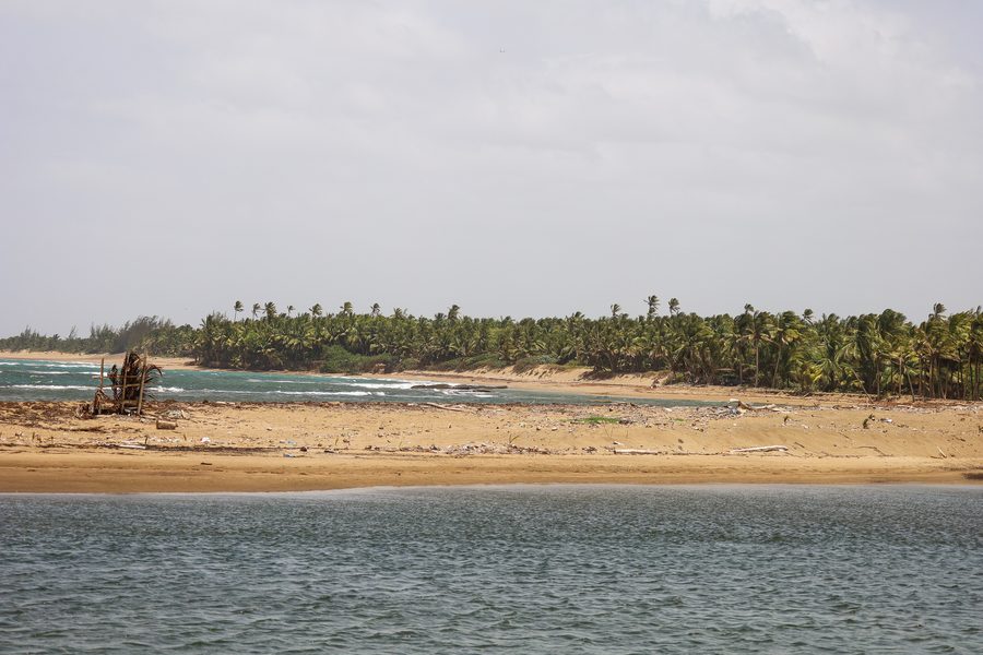Küste von Dorado in Puerto Rico nahe der Mündung des La-Plata-Flusses