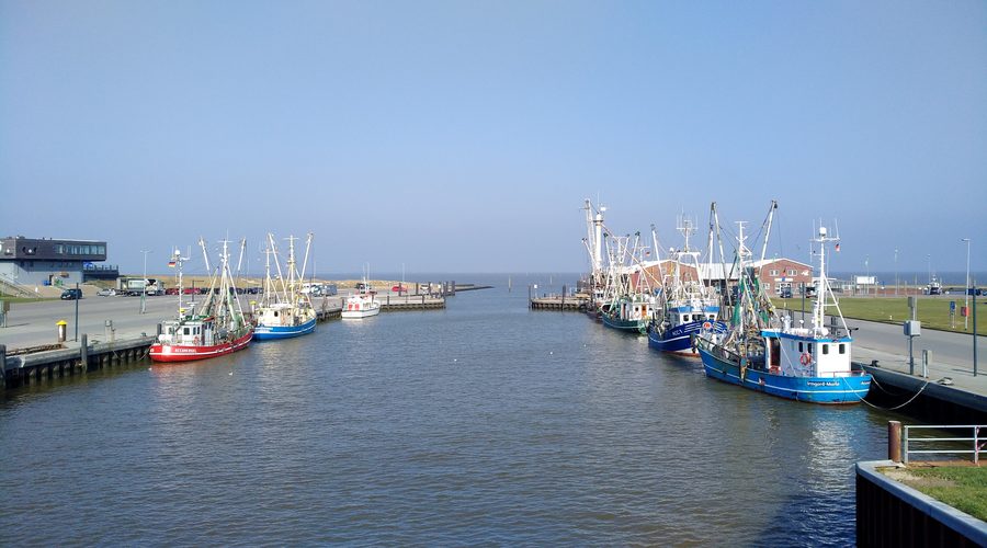 Fischereihafen Dornumersiel seewärts vom Schöpfwerk gesehen