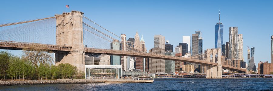 Brooklyn Bridge und Skyline von Lower Manhattan