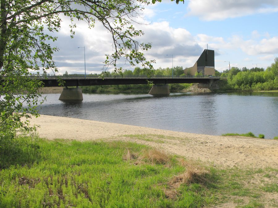 Ivalojoki mit Straßenbrücke und Kirche im finnischen Lappland