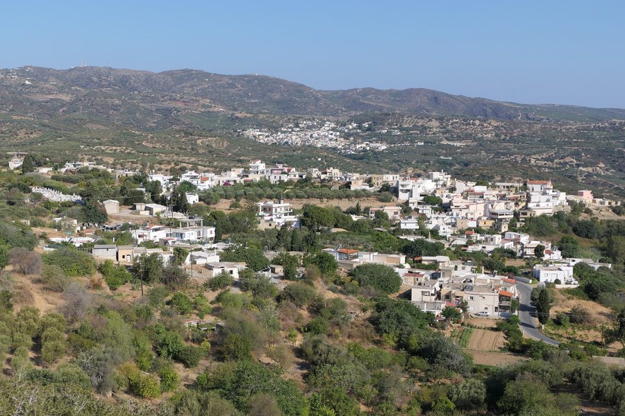 Blick auf das Dorf Achladia bei Sitia auf Kreta