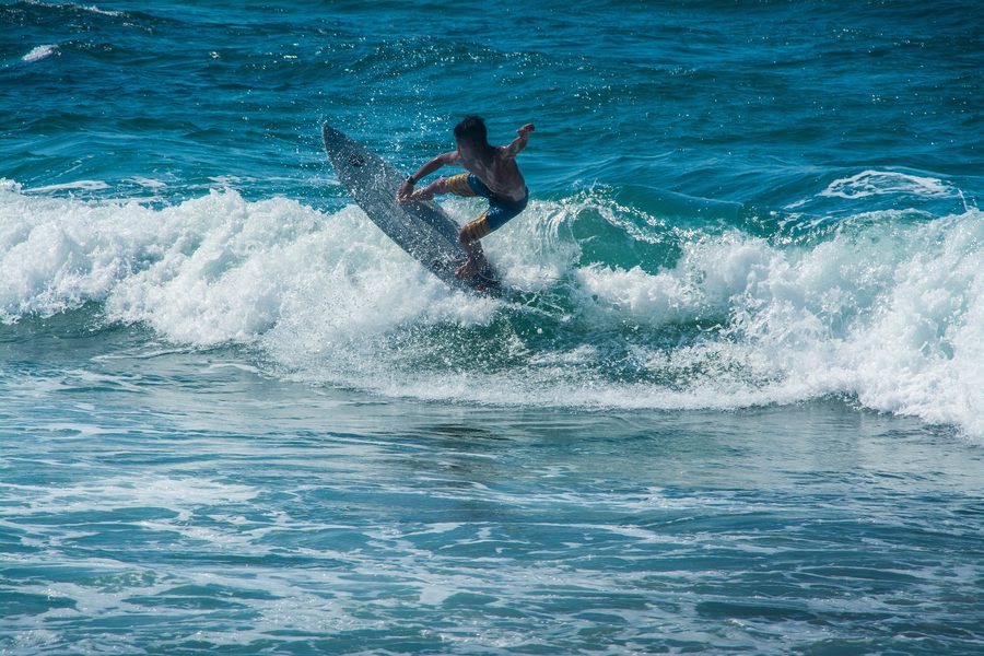 Surfer an der Küste von Nord-Luzon