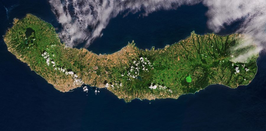 Satellitenansicht der Vulkaninsel São Miguel auf den Azoren