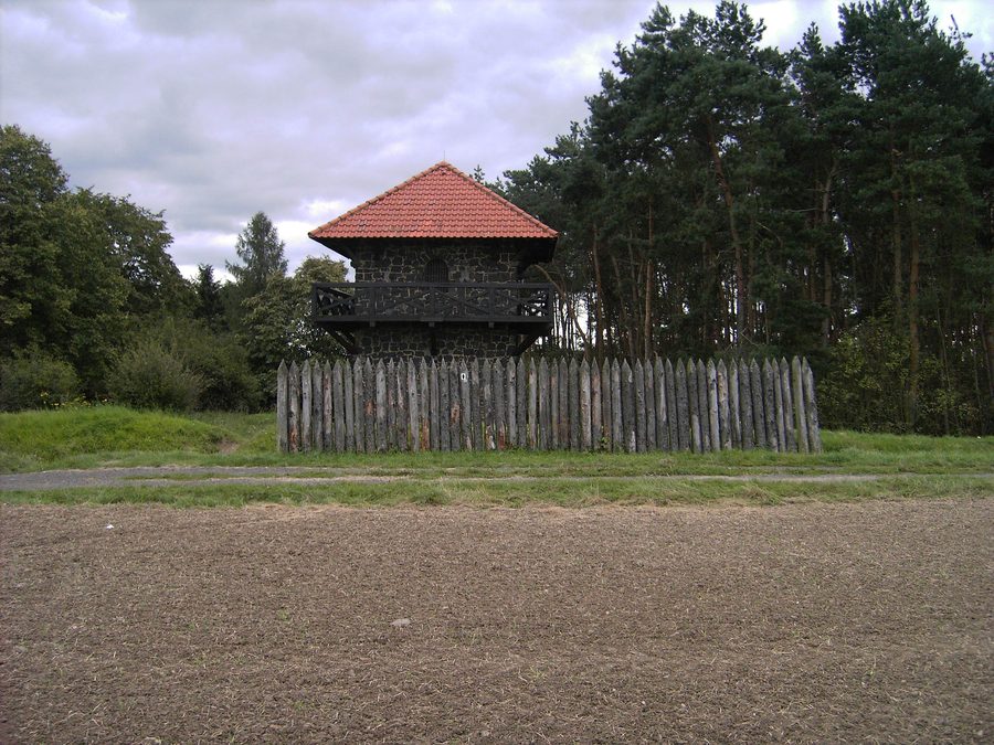 Rekonstruierter römischer Wachturm am Limes bei Grüningen mit Wall und Graben
