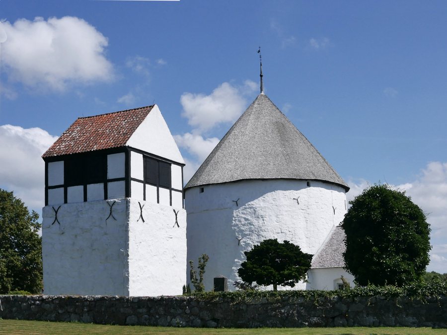 File:01 Nylars Rundkirke H4a.jpg