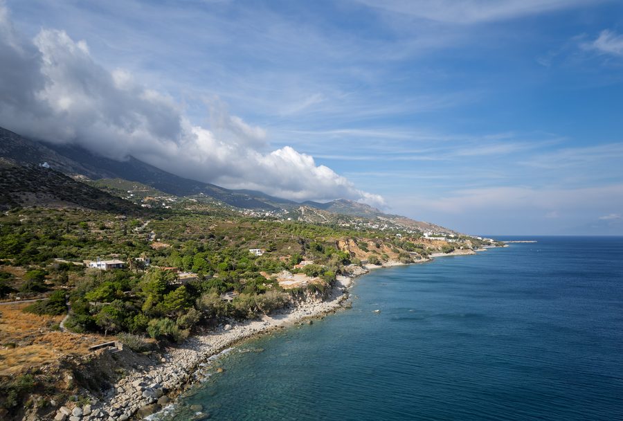 Luftaufnahme der gebirgigen Südküste von Ikaria mit Agios Kirykos in der Ferne
