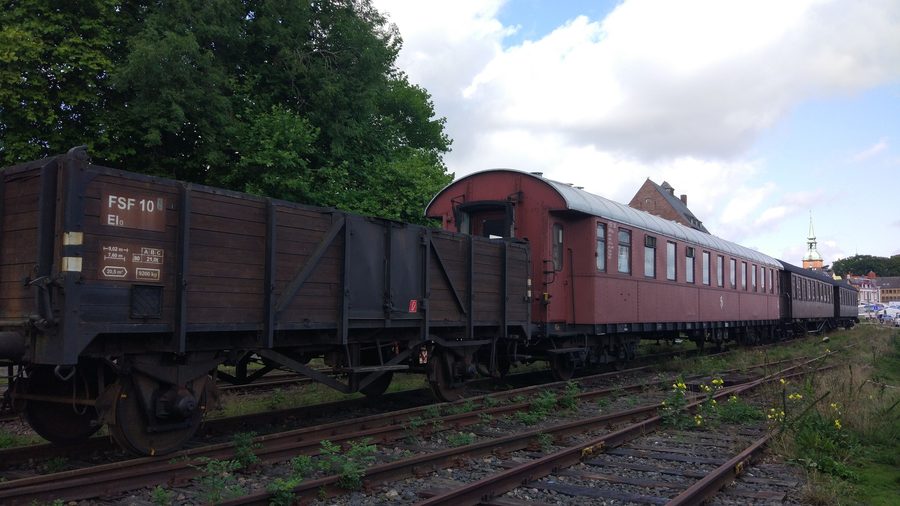 Angelner Dampfeisenbahn mit Güter- und Personenwagen im Bahnhof Kappeln