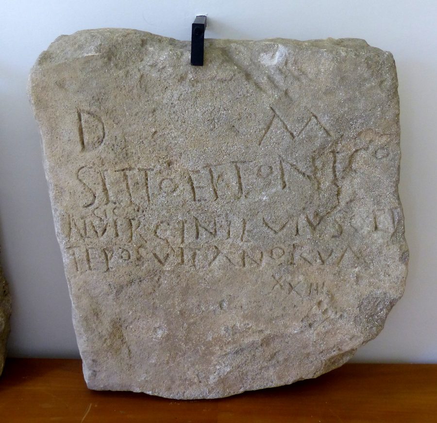 Römischer Grabstein des Etto aus Guntramsdorf im Bezirksmuseum Mödling