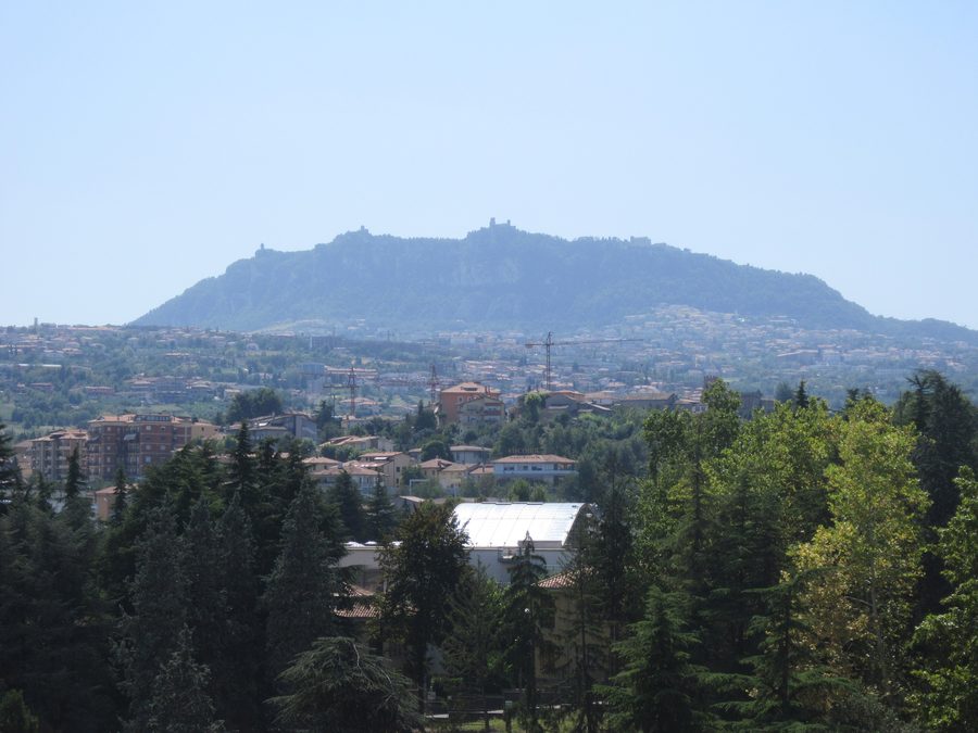 Monte Titano und San Marino in der Berglandschaft