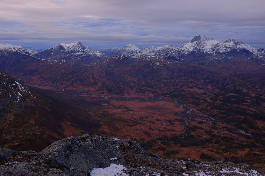 Berglandschaft im Trollheimen mit Blick vom markierten Wanderweg zwischen Berghütten.