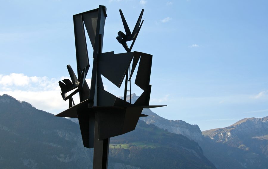 Skulptur «Schwörende Hände» am Hafen von Flüelen