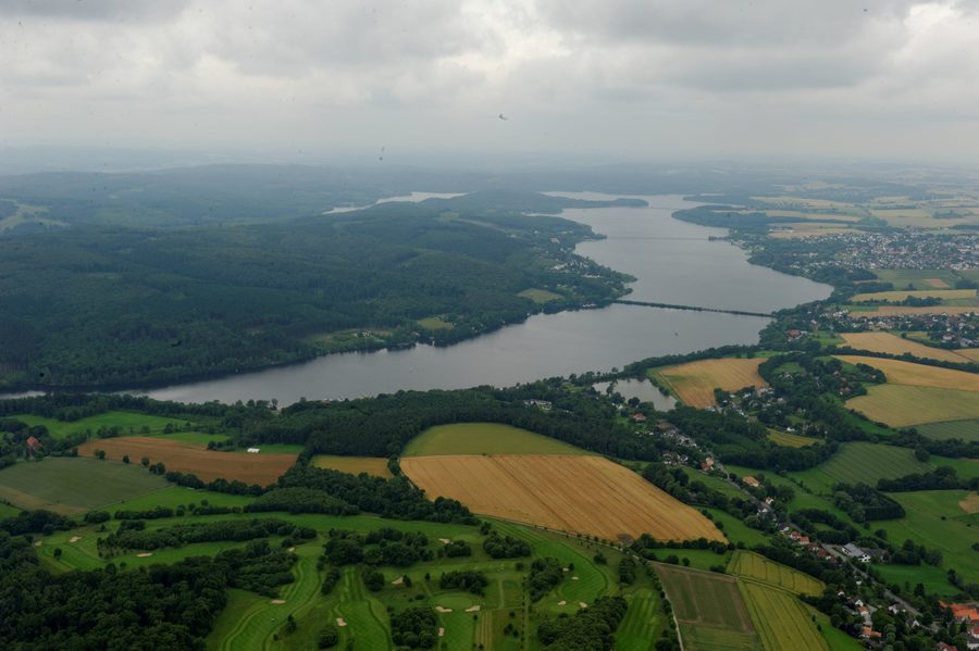 Luftaufnahme des Möhnesees mit Wamel und angrenzender Landschaft