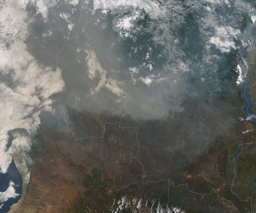 Satellitenbild von Bränden in Zentralafrika mit Rauch und verbrannten Flächen.