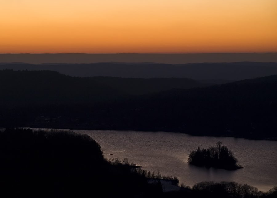 See Ilay im Juragebirge mit bewaldeter Landschaft