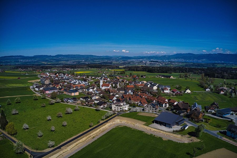 Luftaufnahme von Abtwil mit Siedlung, Feldern und bewaldeten Flächen