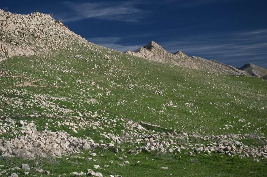 Berglandschaft bei Dween im Shaqlawa-Distrikt mit Fluss, Hügeln und Bergen.