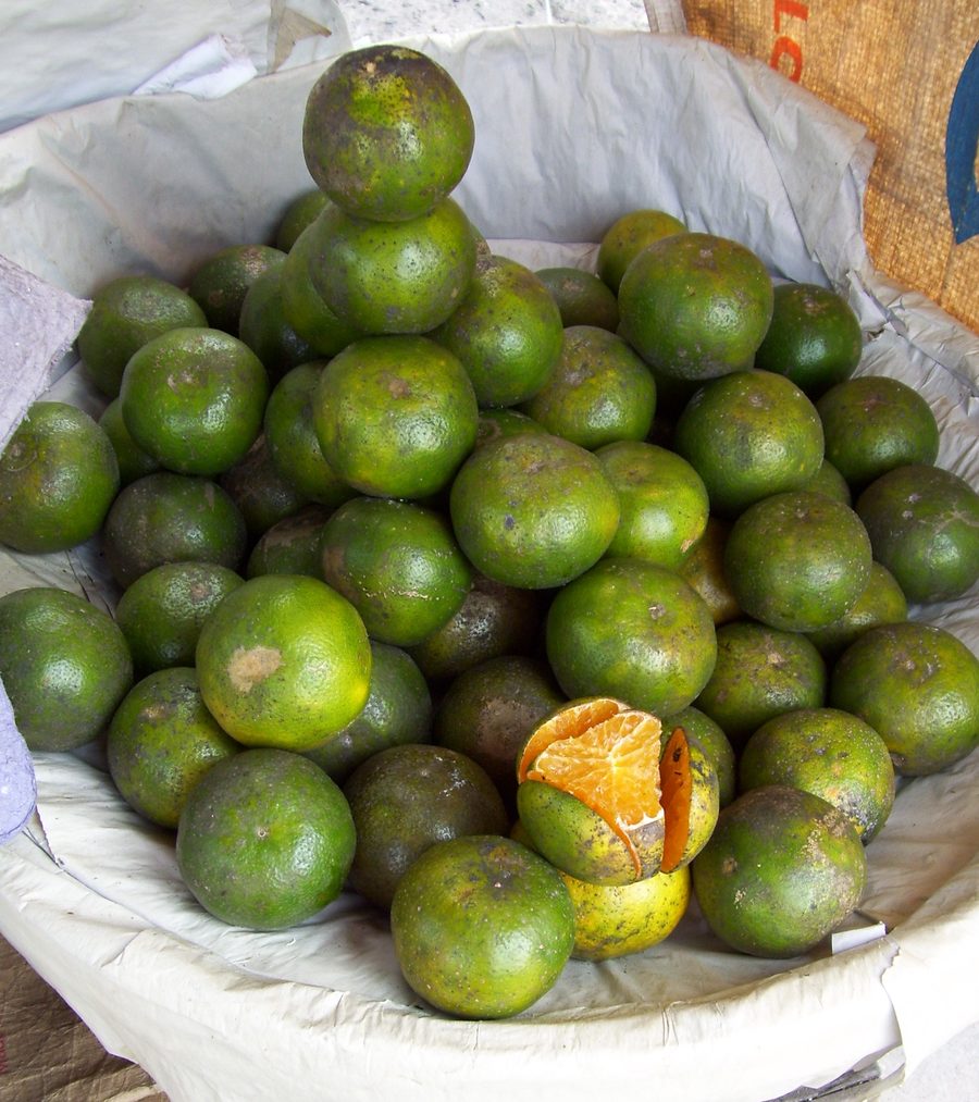 Orangen auf einem Markt in Pondok Labu, Jakarta