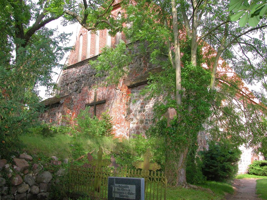 Kirche in Hohenmocker mit freistehendem Glockenstuhl