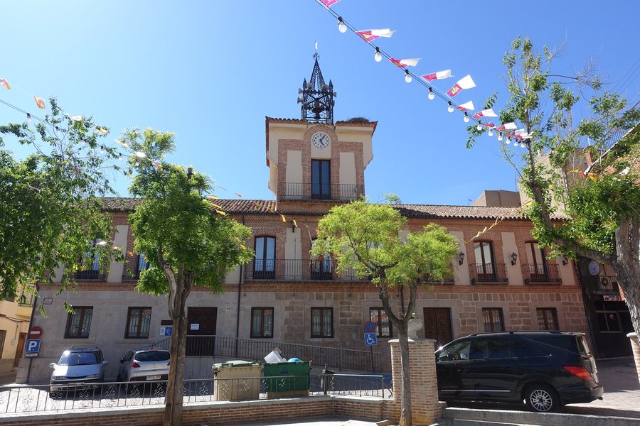 File:Ayuntamiento de Navahermosa, Toledo.jpg