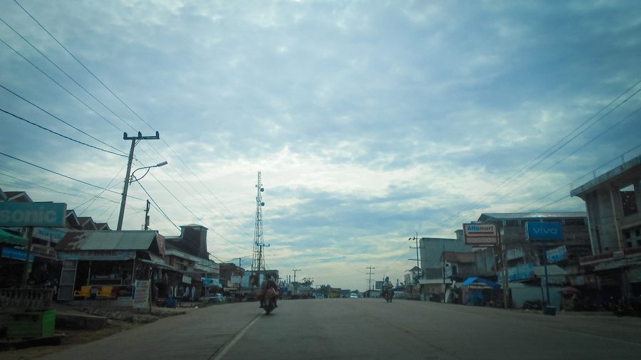 Hauptstraße von Ukui II im Kecamatan Ukui, Pelalawan, Riau, Indonesien