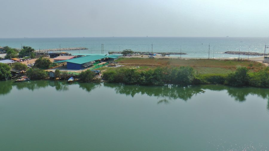 Blick vom Aussichtsturm des Mangroven-Parks von Rayong über den Rayong-Fluss auf den Golf von Thailand