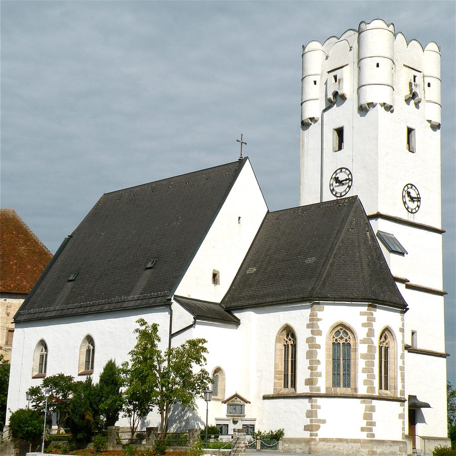Pfarrkirche Arbing mit mittelalterlichem Wehrturm im Ortszentrum