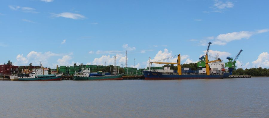 Kapal barang sedang bersandar di dermaga pelabuhan Merauke.
