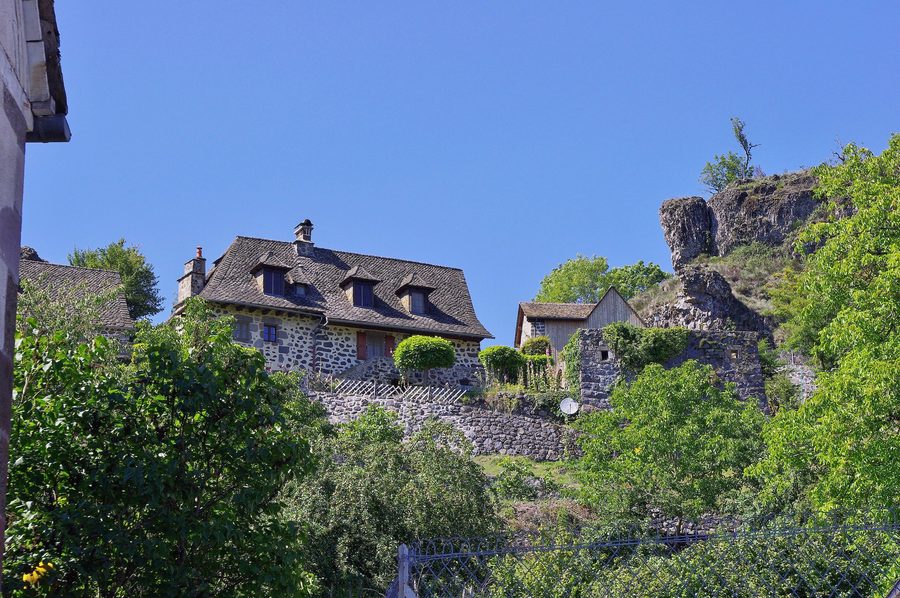 Rocher de Carlat, vestige d’une coulée de lave près du village de Carlat dans le Cantal