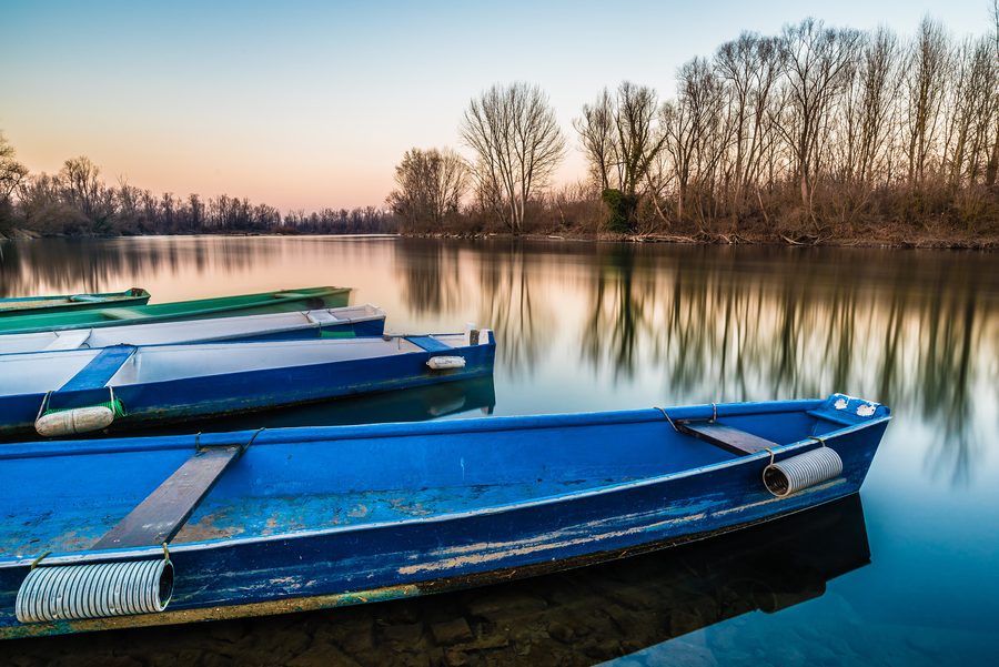 Boote auf dem Adda bei Lodi bei Sonnenuntergang